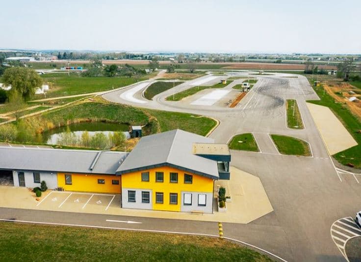 Jízda na polygonu v Tesle Model 3 Performance